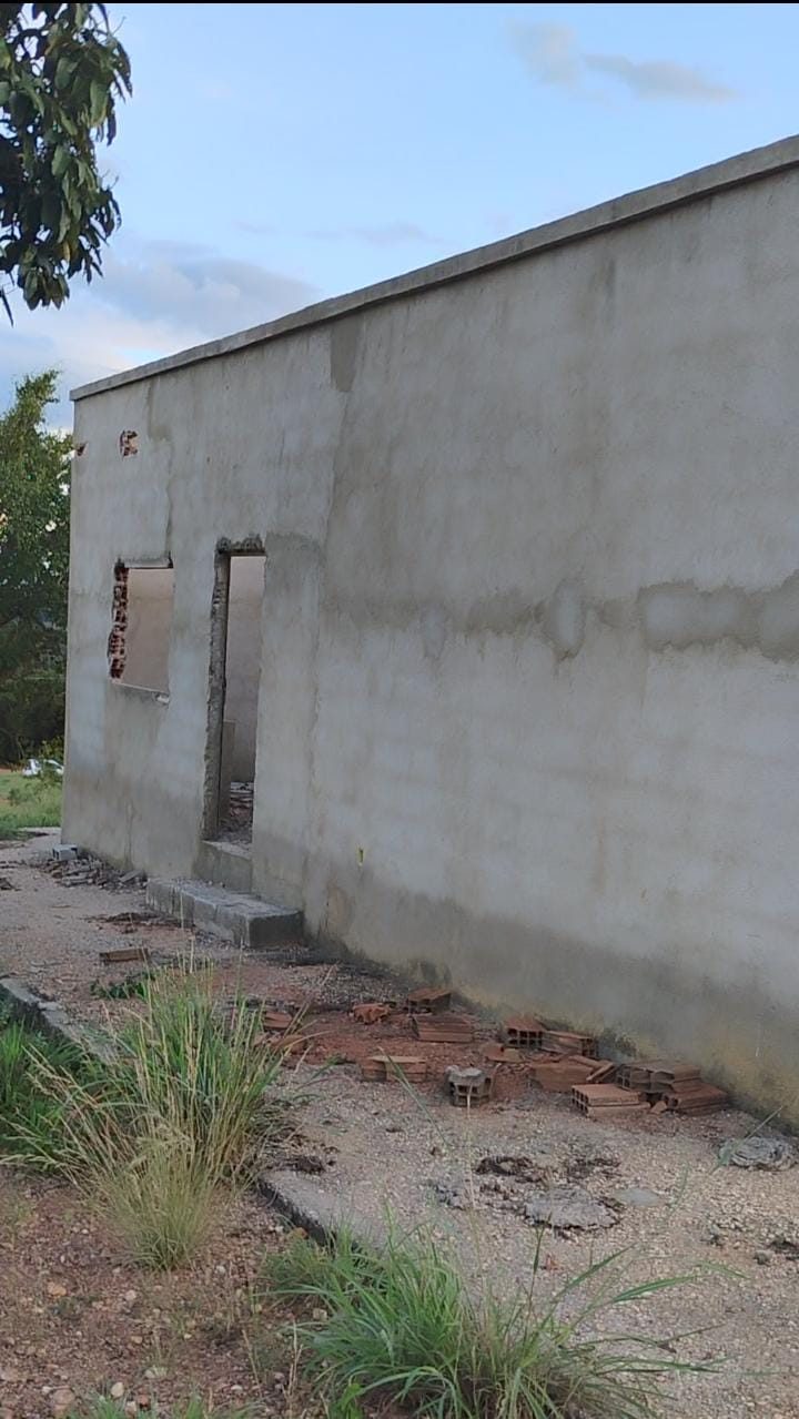 Fazendinha 22.000m2, cercada,com construção, lagoa perfurada, água e luz. Financiamento próprio. 